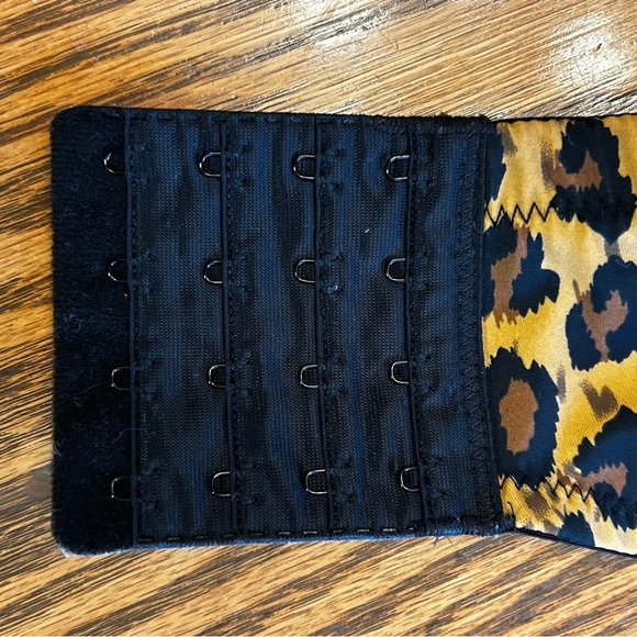 Leading Lady Leopard Print Lightly Padded Adjustable Strap 4-Hook Bra 42D - Picture 5 of 9